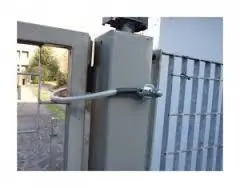 Tecnico che controlla un cancello automatico