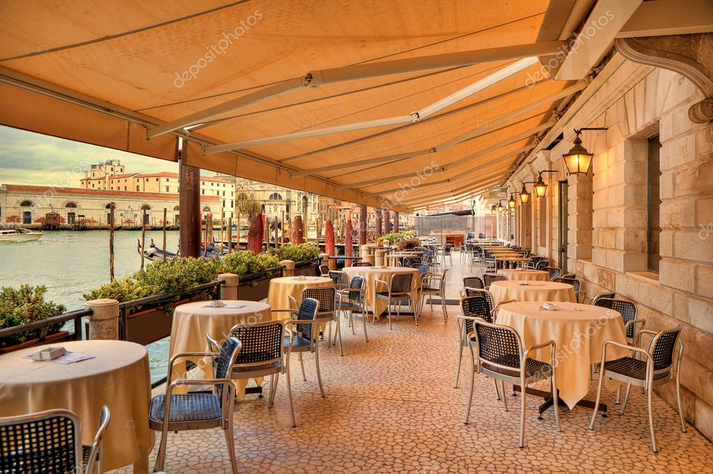 Veranda esterna per bar realizzata in carpenteria metallica