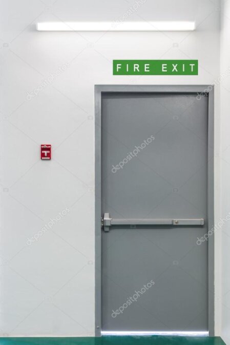 Porta tagliafuoco industriale installata in un capannone