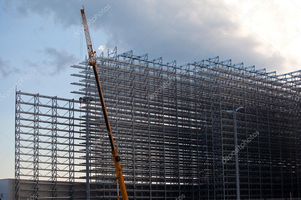 Soppalco in ferro in un magazzino