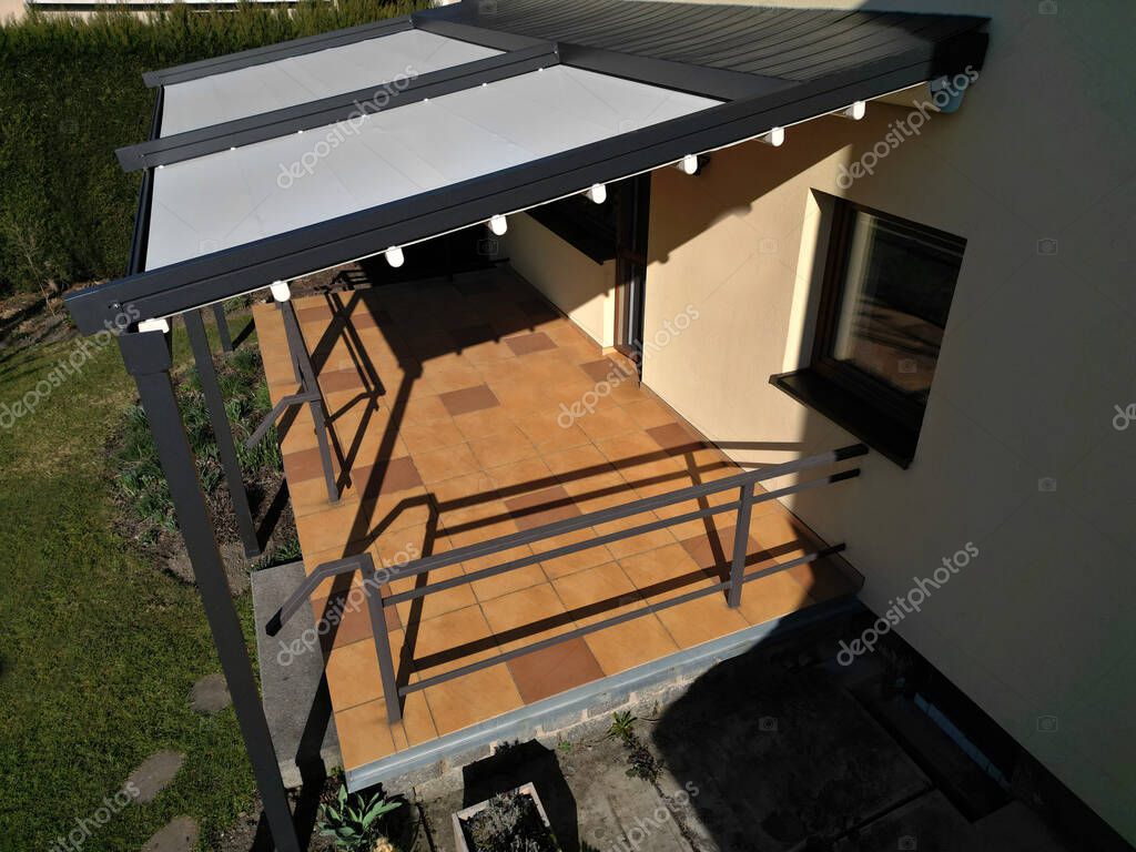 Tettoia in ferro e policarbonato su terrazzo abitazione