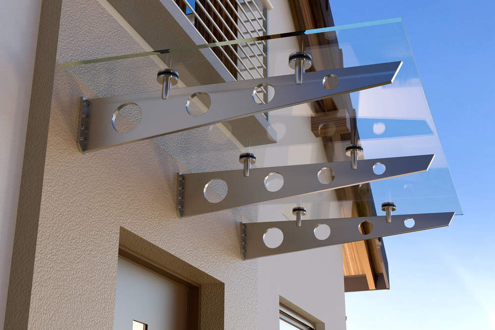 Pensilina in ferro sopra ingresso abitazione